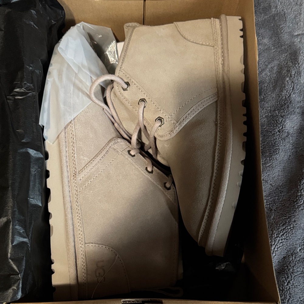 UGG women putt color (tan) Suede Chukka Boots